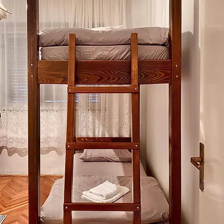 Small Hill Хостел